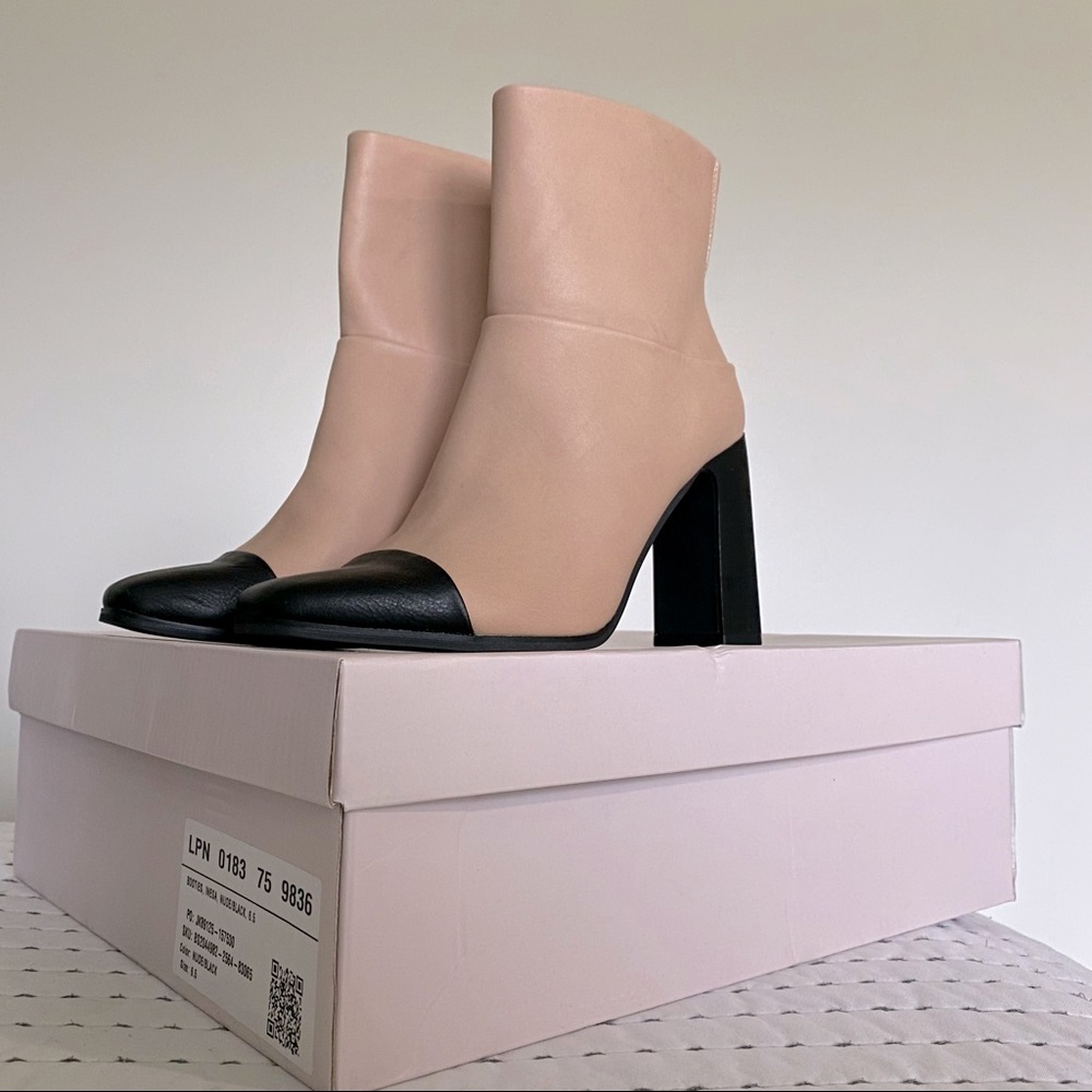 JUST FAB BOOTIE NUDE AND BLACK SIZE 6.5